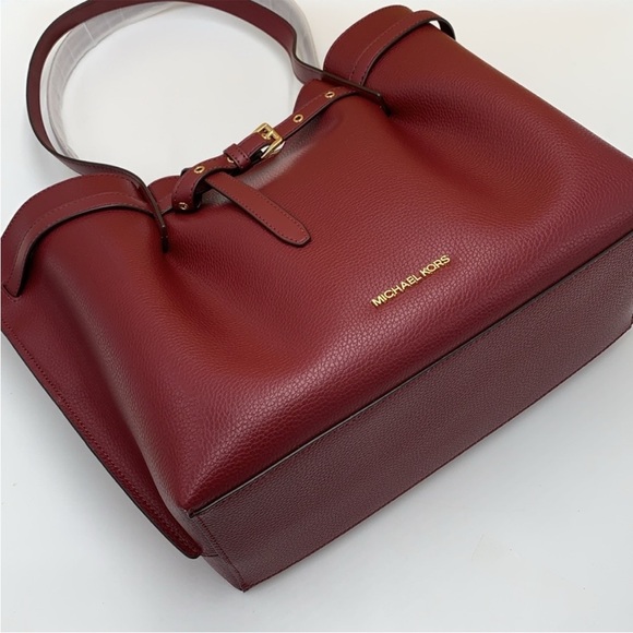 MICHAEL KORS
Emilia Large Pebbled Leather Shoulder Tote Bag
COLOR DARK CHERRy - Picture 7 of 16